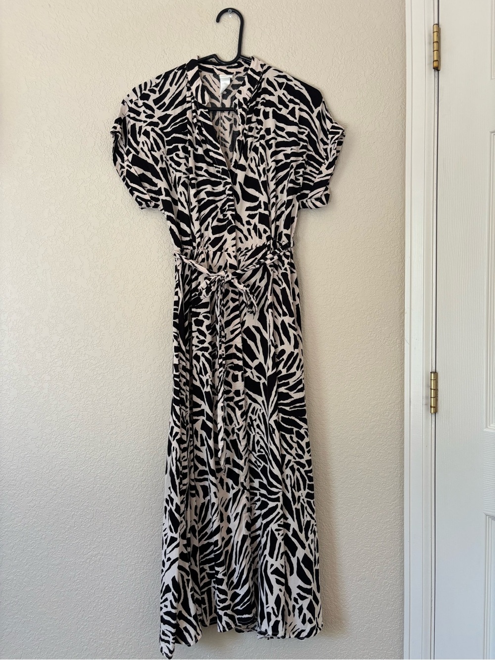 H&M beige and black abstract pattern maxi dress with tie waist, size S - Picture 2 of 8